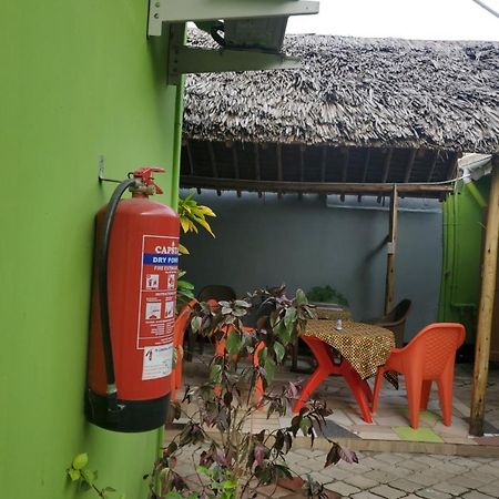 L&J Modern Backpackers Bnb Dár Al-Szalám Kültér fotó