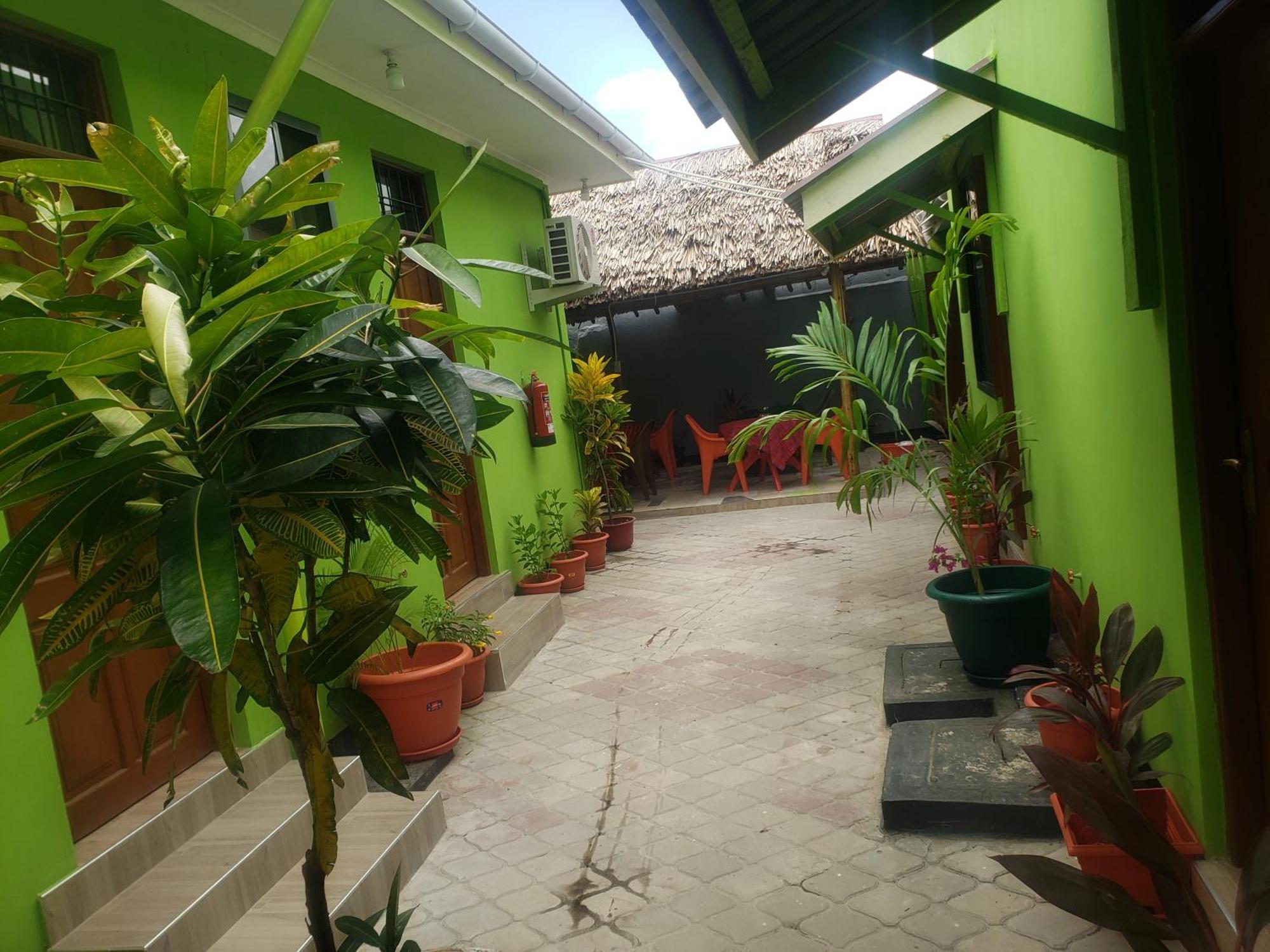L&J Modern Backpackers Bnb Dár Al-Szalám Kültér fotó