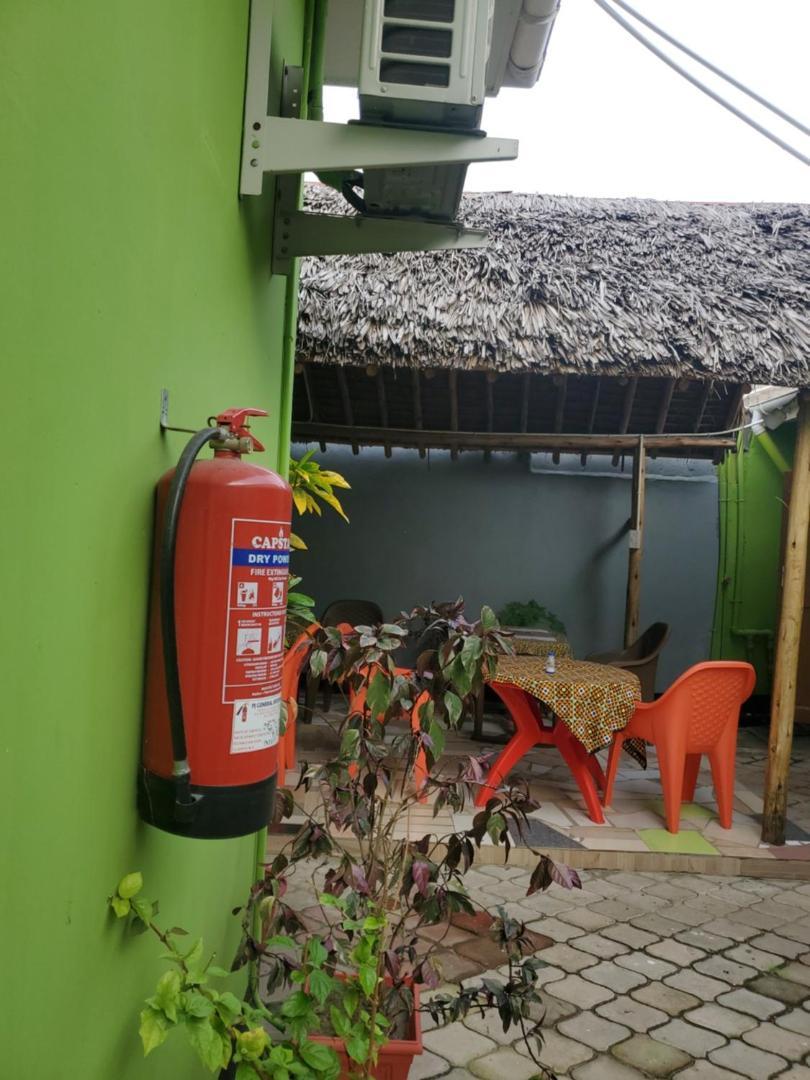 L&J Modern Backpackers Bnb Dár Al-Szalám Kültér fotó